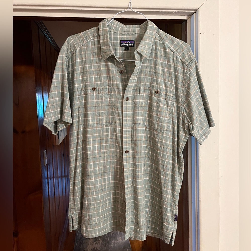 Patagonia short sleeve button down - L - Green
